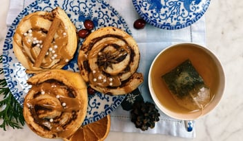 Gingerbread cinnamon rolls and tea